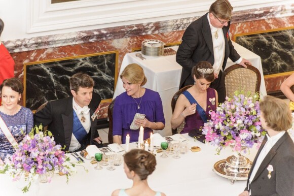 Mme le Premier ministre Helle Thorning-Schmidt était placée entre le prince Frederik et la princesse Marie. Dîner d'Etat donné par la reine Margrethe II de Danemark en l'honneur du président de la Finlande Sauli Niinistö et sa compagne Jenni Haukio au palais de Fredensborg, le 4 avril 2013.