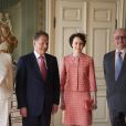  La reine Margrethe II de Danemark et son époux le prince Henrik posant au palais de Fredensborg le 4 avril 2013 avec le président de la Finlande, Sauli Niinistö, et son épouse Jenni Haukio. 