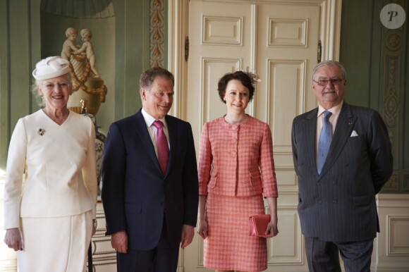 La reine Margrethe II de Danemark et son époux le prince Henrik posant au palais de Fredensborg le 4 avril 2013 avec le président de la Finlande, Sauli Niinistö, et son épouse Jenni Haukio.