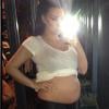 Kim Kardashian a posté une photo sur son compte Twitter où  elle dévoile son baby-bump. Le 6 avril 2013.