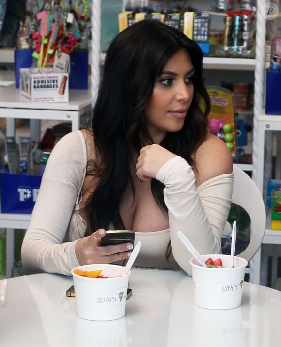 Kim Kardashian, enceinte, va déguster des glaces avec des amis à Sherman Oaks, le 3 avril 2013.