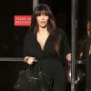 Kim Kardashian, dans une élégante combinaison noire, quitte les bureaux d'une société de production à Los Angeles le 6 avril 2013.