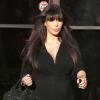Kim Kardashian, dans une élégante combinaison noire, quitte les bureaux d'une société de production à Los Angeles le 6 avril 2013.