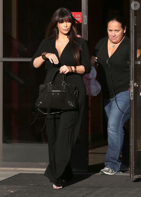 Kim Kardashian, enceinte, quitte les bureaux d'une société de production à Los Angeles le 6 avril 2013.