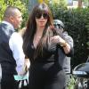 Kim Kardashian enceinte et sa soeur Kourtney vont déjeuner à West Hollywood le 6 avril 2013.