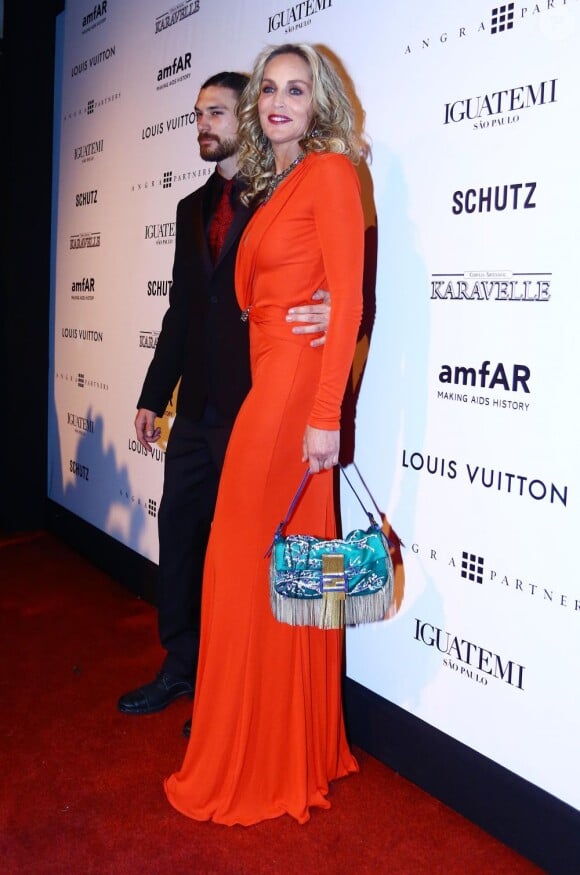 Sharon Stone et son jeune boyfriend Martin Mica au Gala de l'amfAR à São Paulo au Brésil le 5 avril 2013.