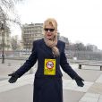  Fanny Ardant soutient Amnesty International contre l'expulsion des Roms, à Paris, le 6 avril 2013. 