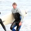 Les deux amis Liev Schreiber et Simon Baker font du surf à Santa Monica, le 31 mars 2013.