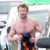 Les deux amis Liev Schreiber et Simon Baker font du surf à Santa Monica, le 31 mars 2013 -Simon Baker est toujours aussi sexy !