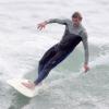 Les deux amis Liev Schreiber et Simon Baker font du surf à Santa Monica, le 31 mars 2013.