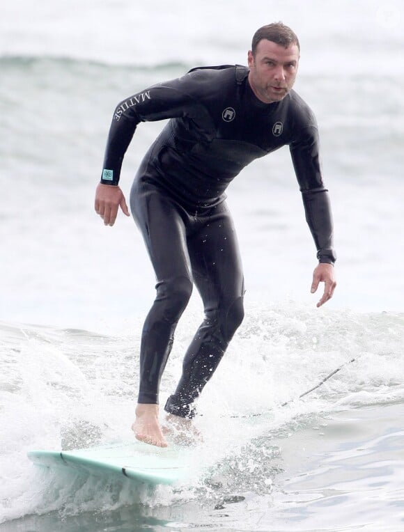 Les deux amis Liev Schreiber et Simon Baker se sont offerts une séance de surf à Santa Monica, le 31 mars 2013.