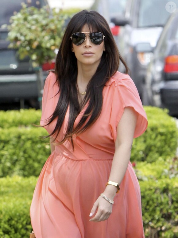 Kim Kardashian, enceinte et détendue, se rend à l'église California Community Church à Agoura Hills. Le 7 avril 2013.