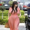 Kim Kardashian, enceinte et habillée d'une jolie robe corail, se rend à l'église California Community Church à Agoura Hills. Le 7 avril 2013.