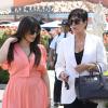 Kim Kardashian et sa mère Kris Jenner profitent d'un dimanche ensoleillé pour se rendre à l'église California Community Church à Agoura Hills. Le 7 avril 2013.