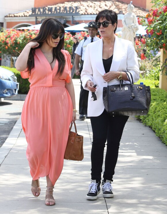 Kim Kardashian et sa mère Kris Jenner profitent d'un dimanche ensoleillé pour se rendre à l'église California Community Church à Agoura Hills. Le 7 avril 2013.