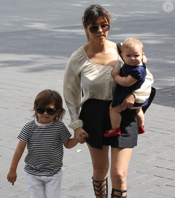 Kourtney Kardashian et ses deux enfants Mason et Penelope se rendent à l'église California Community Church à Agoura Hills. Le 7 avril 2013.