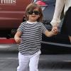 Mason, 4 ans, tient la main de sa mère Kourtney Kardashian en se rendant à l'église California Community Church. Agoura Hills, le 7 avril 2013.
