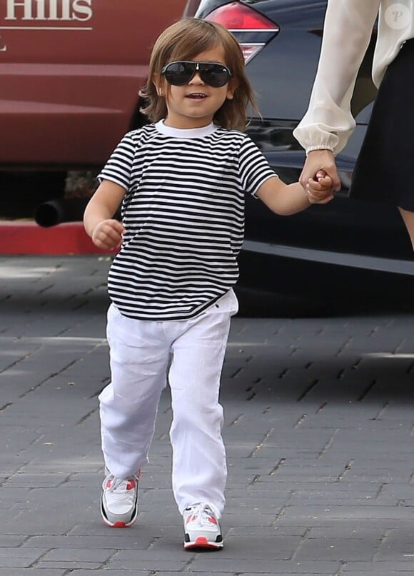 Mason, 4 ans, tient la main de sa mère Kourtney Kardashian en se rendant à l'église California Community Church. Agoura Hills, le 7 avril 2013.