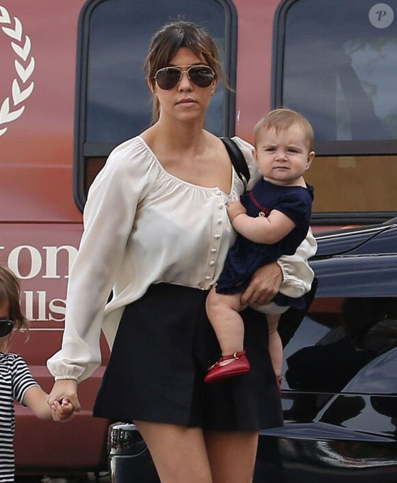Kourtney Kardashian et sa fille Penelope se rendent a l'église California Community Church à Agoura Hills. Le 7 avril 2013.
