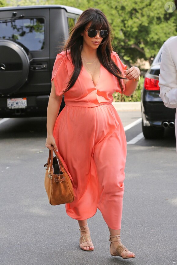 Kim Kardashian se rend à l'église California Community Church à Agoura Hills avec sa mère Kris Jenner, sa grande soeur Kourtney et ses deux enfants Mason et Penelope. Le 7 avril 2013.