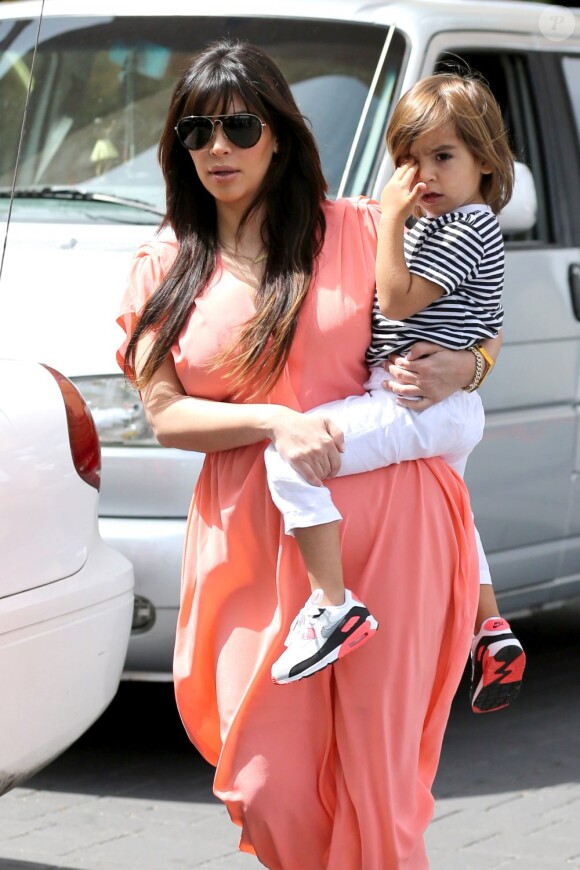 Kim Kardashian et son neveu Mason assistent à une messe à l'église California Community Church. Agoura Hills, le 7 avril 2013.