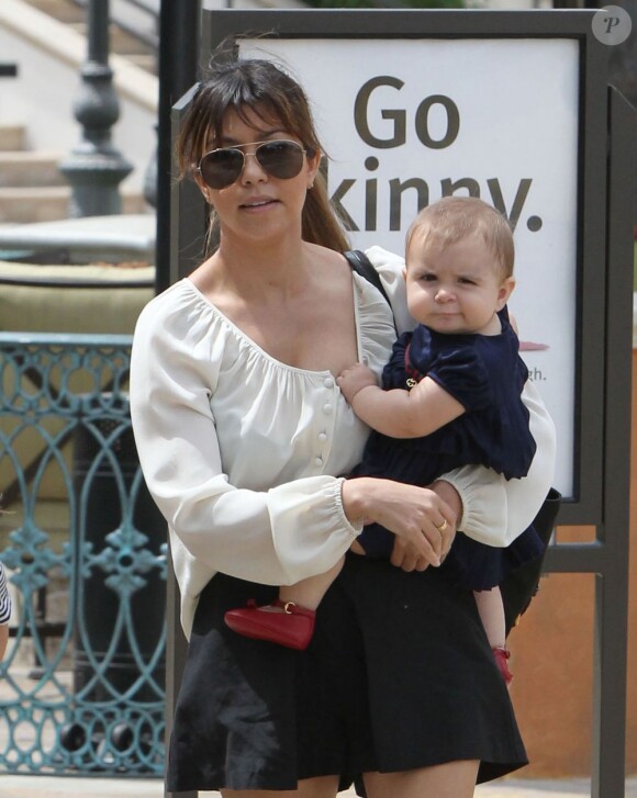 Kourtney Kardashian et sa fille Penelope se rendent au Marmalade Cafe après avoir assisté à la messe. Calabasas, le 7 avril 2013.