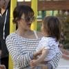 Kourtney Kardashian et son fils Mason profitent d'un bel après-midi dans un parc à Malibu. Los Angeles, le 6 avril 2013.