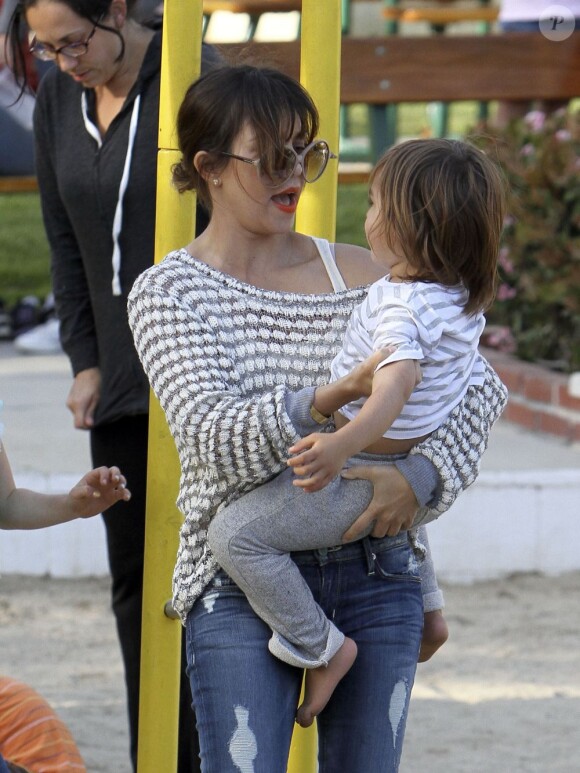 Kourtney Kardashian et son fils Mason profitent d'un bel après-midi dans un parc à Malibu. Los Angeles, le 6 avril 2013.