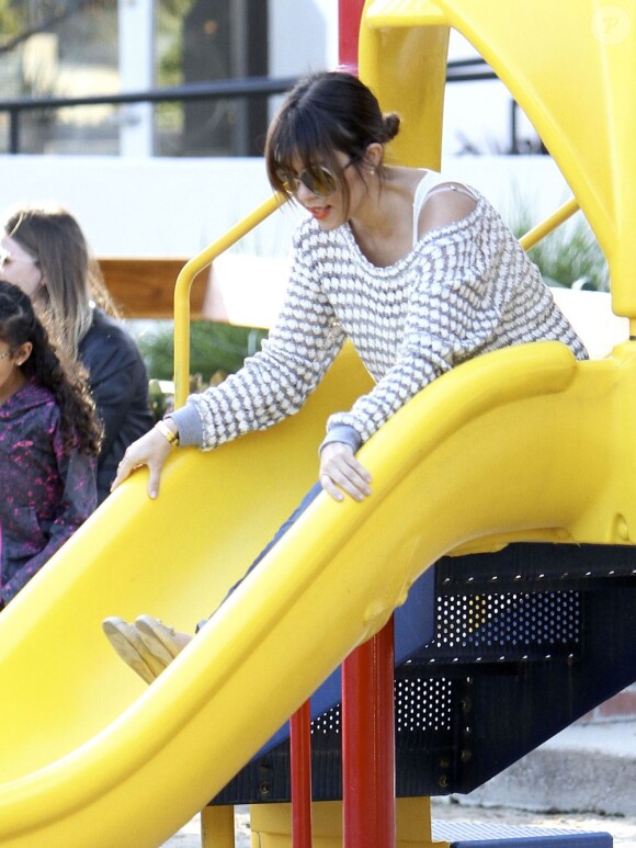 Kourtney Kardashian retombe en enfance au cours d'un après-midi en famille dans un parc à Malibu. Le 7 avril 2013.