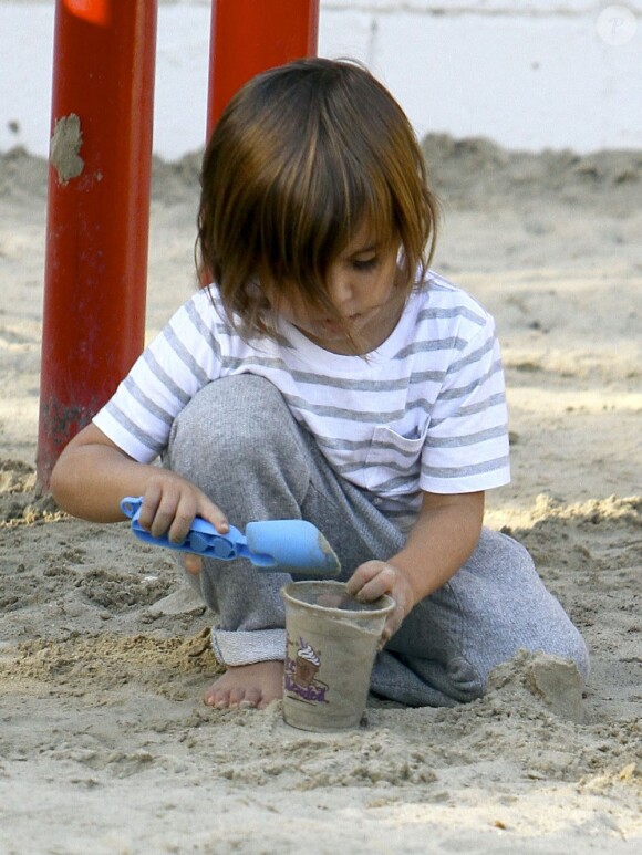 Mason, 4 ans, joue dans le sable au cours d'un après-midi ensoleillé à Malibu. Los Angeles, le 6 avril 2013.