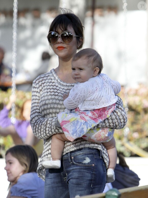 Kourtney Kardashian et sa fille Penelope à Malibu, le 7 avril 2013.