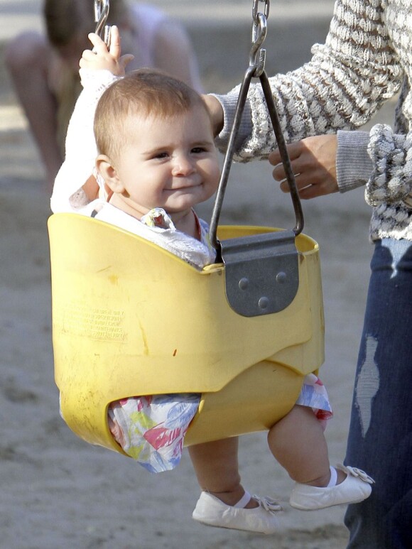 La craquante Penelope, 8 mois, fait de la balançoire devant sa mère Kourtney Kardashian. Malibu, le 7 avril 2013.