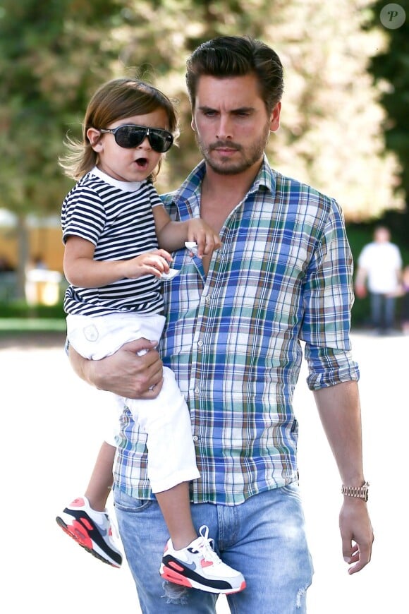 Scott Disick et son fils Mason à Calabasas, le 7 avril 2013.