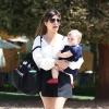Kourtney Kardashian et sa fille Penelope quittent le Marmalade Cafe après y avoir déjeuné. Calabasas, le 7 avril 2013.