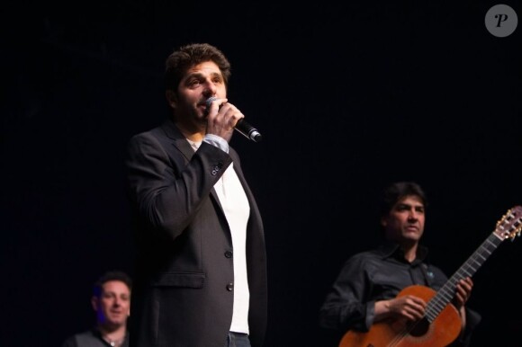 Patrick Fiori accompagne Chico et les Gypsies au Zénith de Paris, le 6 avril 2013.