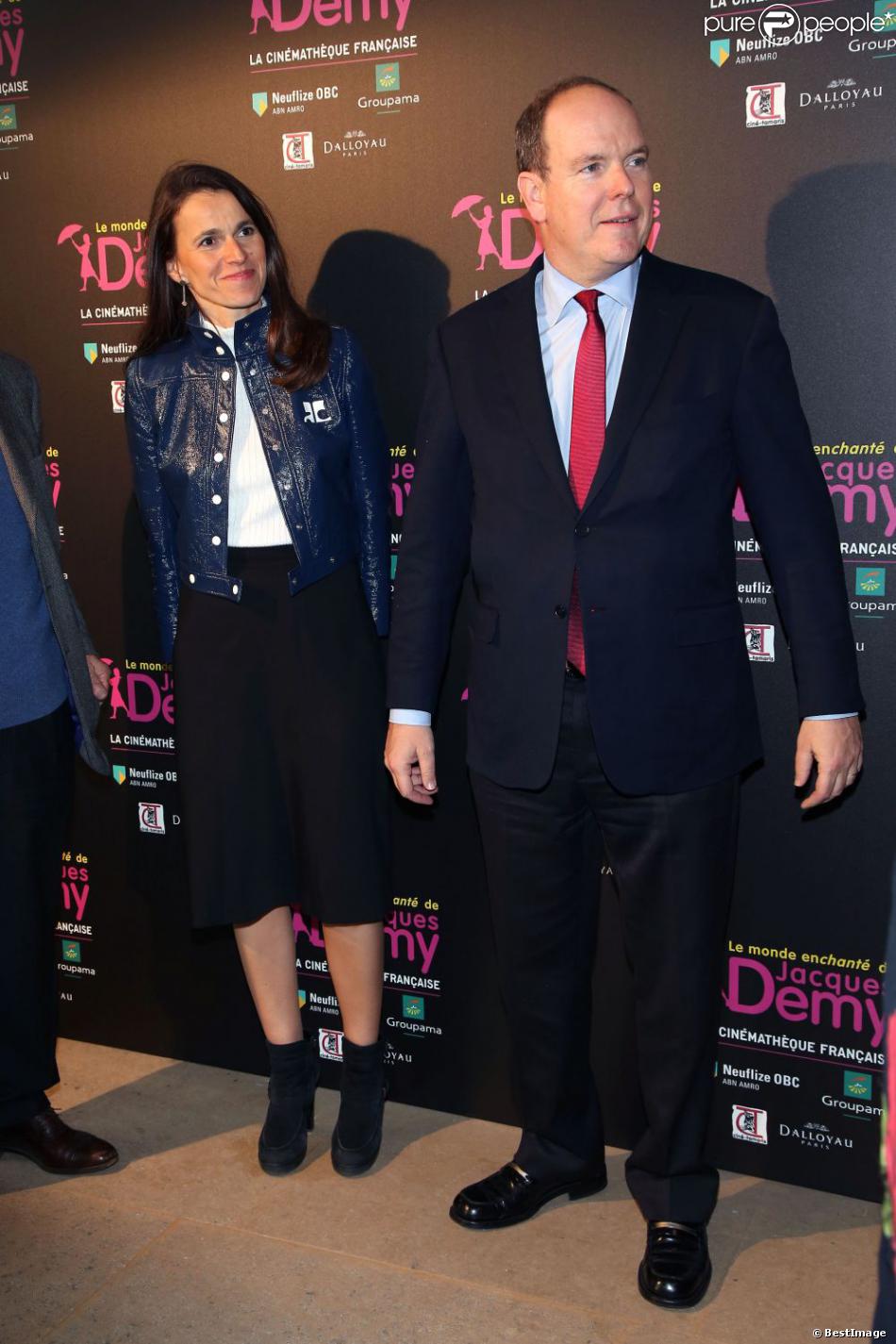 Aurélie Filippetti et le prince Albert II de Monaco à la Cinémathèque française pour rendre hommage à Jacques Demy, objet d&#039;une exposition (Le Monde enchanté de Jacques Demy), le 8 avril 2013.