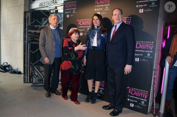 Costa Gavras, Agnès Varda, Aurélie Filippetti et Albert II de Monaco à la Cinémathèque française pour rendre hommage à Jacques Demy, objet d'une exposition (Le Monde enchanté de Jacques Demy), le 8 avril 2013.