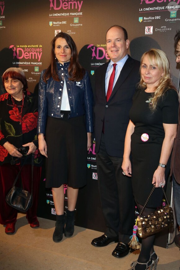 Agnès Varda, Aurélie Filippetti, Le prince Albert II de Monaco, Rosalie Varda à la Cinémathèque française pour rendre hommage à Jacques Demy, objet d'une exposition (Le Monde enchanté de Jacques Demy), le 8 avril 2013.