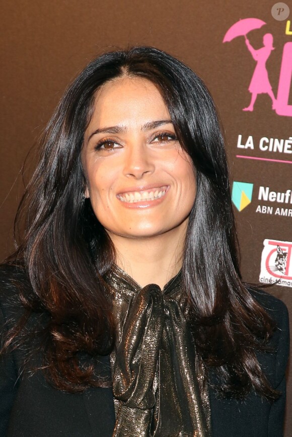 Salma Hayek tout sourire à la Cinémathèque française pour rendre hommage à Jacques Demy, objet d'une exposition (Le Monde enchanté de Jacques Demy), le 8 avril 2013.