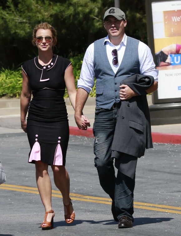Britney Spears et son petit ami David Lucado se rendent au centre commercial de Thousand Oaks, le 22 mars 2013.