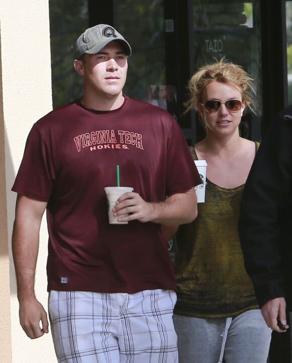 Britney Spears et son petit ami David Lucado vont prendre un café à Los Angeles, le 19 mars 2013.