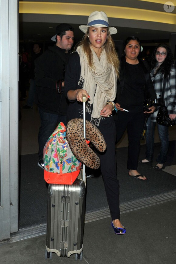 Retour à la réalité pour Jessica Alba et son mari Cash Warren qui arrivent à Los Angeles, le 8 avril 2013 après avoir passé quelques jours au soleil.