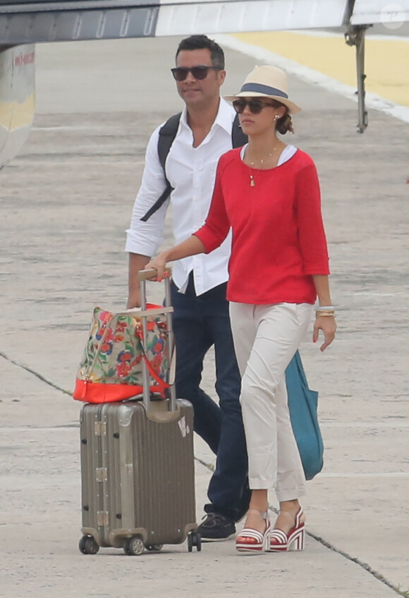 Jessica Alba et son mari Cash Warren quittent Saint-Barthélémy le 8 avril 2013