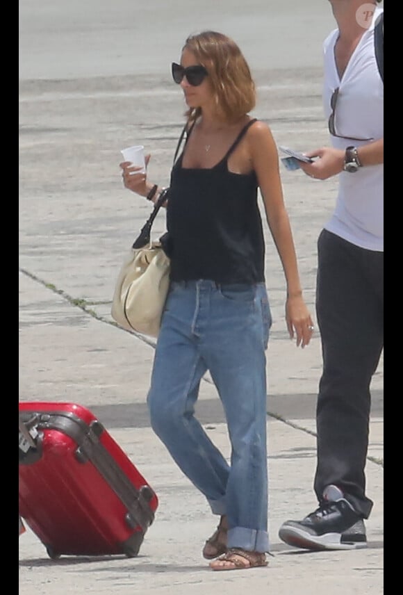 Exclusif - Nicole Richie quitte Saint-Barthélémy où elle a passé de bons moments entre amis. Le 8 avril 2013.