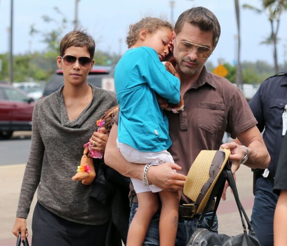 Halle Berry, son fiancé Olivier Martinez et Nahla se rendent à l'aéroport pour prendre un vol à destination de Los Angeles, le 1er avril 2013.