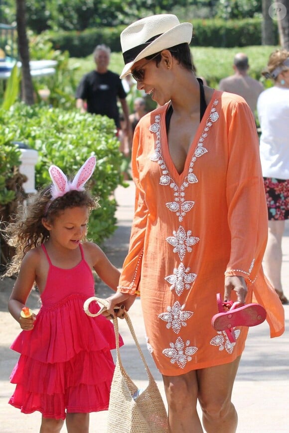 Halle Berry et sa fille Nahla sont parties à la chasse aux oeufs à Maui, lors de leur séjour sur l'ile d'Hawaii pendant le week-end de Pâques. Le 31 mars 2013.