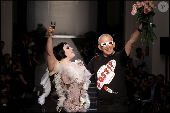 Beth Ditto et Jean Paul Gaultier lors du défilé prêt-à-porter printemps-été 2013 du créateur français.