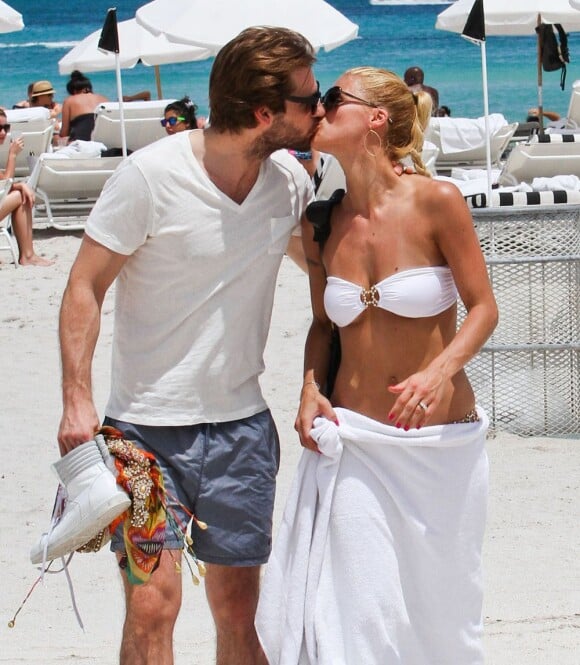Michelle Hunziker et Tomaso Trussardi en vacances à Miami le 2 juin 2012. Le couple, fiancé en janvier 2013, attend son premier enfant en octobre 2013.