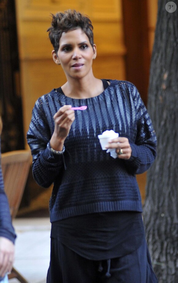 Halle Berry mange une glace et fait du shopping à Buenos Aires le 9 avril 2013.