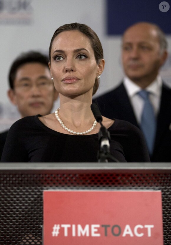 Angelina Jolie s'est exprimée lors de la conférence de presse donnée par les ministres du G8, suite à l'accord trouvé pour lutter contre les violences sexuelles en zone de guerre, à Londres, le 11 avril 2013.